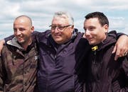 Roland Lei freut sich auf seine Söhne Domenik und Claudio, die ihn während der Fussball-WM besuchen. (Bild: SRF)