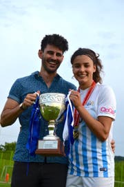 Freude über den Gewinn des vierten Meistertitels mit dem FC Zürich: Cinzia Zehnder mit ihrem Freund Fabio Del Deo. (Bild: PD)