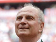 Von der Arbeit von Joachim Löw sehr angetan: Bayern-Präsident Uli Hoeness (Bild: KEYSTONE/AP/MATTHIAS SCHRADER)