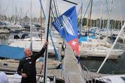 Club-Präsident Reto Arpagaus präsentiert stolz das neue Logo zu den Klängen des Schweizerpsalms. (Bild: PD/© Schweizerischer Bodensee Motorbootclub SBM)