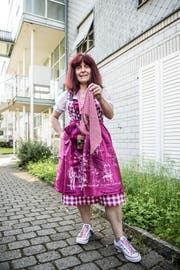Sonja Dehn besucht jedes Konzert im Dirndl. "Das gehört dazu". Das karierte Halstuch ist Gabaliers Markenzeichen. (Bild: Sabrina Stübi)