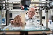 Lungenspezialist Lutz Freitag tüftelt in seinem Labor an neuen Produkten, die im 3D-Drucker entstehen. (Bild: Dominik Wunderli (Luzern, 23. Mai 2018))