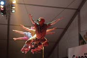 Die Akrobatikgruppe «Seppä» am Samstagabend. (Bild: Peter Spirig)