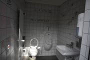 Immer wieder werden in Liechtenstein öffentliche Toiletten verschmiert, wie im Bild zu sehen vor kurzer Zeit in Bendern. (Bild Landespolizei)