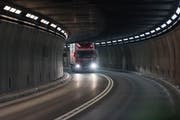 Ein Lastwagen unterwegs im Gotthard Strassentunnel. (Bild: Christian Beutler/Keystone (29. Januar 2016))