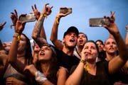 Das Handy als ständiger Begleiter. An Konzerten ist es nicht mehr wegzudenken, so auch am Open Air Frauenfeld. (Bild: Gian Ehrenzeller/KEY, 8. Juli 2017)