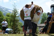 Auch der Vorstand der Landjugend Sarneraatal kämpft um Minuten: Jan Röthlin und Ivan Bucher in Action. (Bild: Lea Kathriner, Melchtal, 3. Juni 2018)