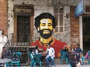 Mohamed Salah ist in Ägypten überall: Hier strahlt er von einer Hauswand bei einem Café in Kairos Innenstadt. (Bild: Amir Makar/AFP Photo (Kairo, 4. April 2018))