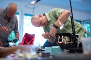 Beat Oeschger versucht am letztjährigen Repair Café im Loreto eine Kaffeemaschine zu reparieren. Bild: Maria Schmid (Zug, 26. August 2017)