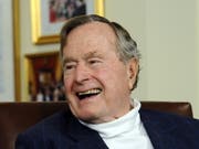 Dem ehemaligen US-Präsidenten George H. W. Bush geht es wieder besser - er konnte das Spital wieder verlassen. (Bild: KEYSTONE/EPA/LARRY W. SMITH)