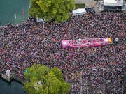 Tanzen für Liebe, Frieden und Toleranz: Die diesjährige Street Parade gibt sich das Motto "Culture of Tolerance". (Archivbild der letztjährigen Parade). (Bild: KEYSTONE/CHRISTIAN MERZ)