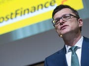 Postfinance-Chef Hansruedi Köng will angesichts sinkender Gewinnmargen bis zu 500 Stellen bis 2020 abbauen. (Bild: KEYSTONE/MARCEL BIERI)