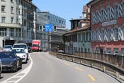 Die Velospur zwischen Blumenbergplatz und Unterem Graben (rechts) löst sich kurz vor dem Fussgängerstreifen bei der August-Bar in Luft auf. Und nach dem Fussgängerstreifen flitzen Autos von hinten links und rechts am wagemutigen Velofahrer vorbei, der sich hierher wagt. (Bild: Reto Voneschen)