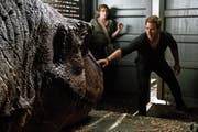 Owen (Chris Pratt) und Claire (Bryce Dallas Howard) müssen die letzten Dinosaurier vor dem Aussterben bewahren. (Bild: Universal)