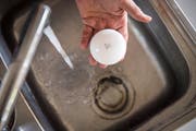 Ein Sensor für Überschwemmungen. (Bild: Reto Martin)
