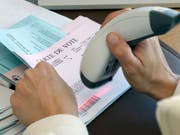 e weniger die Regionalzeitungen über Lokales berichten, desto kleiner ist die Wahlbeteiligung in den Gemeinden. Dies zeigt eine Studie von Politikwissenschaftlern der Universität Zürich. (Bild: KEYSTONE/SALVATORE DI NOLFI)