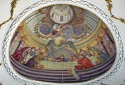 Das Chorfresko in der Steinhauser Pfarrkirche (links) im Vergleich mit der monumentalen Abendmahlsszene von Martin Knoller in der Abteikirche Neresheim.