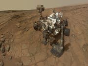 Der Rover Curiosity sammelt wieder Gesteinsproben auf dem Mars. Ein Nasa-Team hat monatelang daran gearbeitet, den Roboter wieder einsatzbereit zu machen. (Bild: KEYSTONE/EPA NASA/NASA/JPL-CALTECH/MSSS/HANDOUT)
