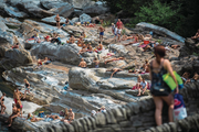 Ballermann-Feeling im Verzascatal: Das malerische Tal im Tessin wird zum Touristenmagneten.