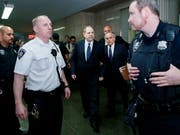 Harvey Weinstein (Mitte) verlässt den Gerichtssaal in New York, nachdem er auf "nicht schuldig" plädiert hat. (Bild: KEYSTONE/EPA/JUSTIN LANE)