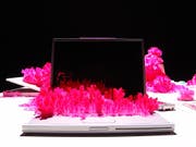 Mit auf den Tastaturen wuchernden Kristallen macht das Künstlerduo Gerda Steiner und Jörg Lenzlinger in der Installation "Die Konferenz" von 2010 Laptops auf ästhetisch bezaubernde Weise als Computer nutzlos. (Bild: Gerda Steiner & Jörg Lenzlinger)