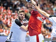 Der Schweizer Samuel Röthlisberger im Zweikampf mit dem Dänen Mads Mensah (Bild: KEYSTONE/EPA SCANPIX DENMARK/HENNING BAGGER)