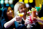 Feine Cocktails gehören für viele Menschen zu den Ferien. Doch Vorsicht - nicht überall ist es empfehlenswert, rohe Fruchtsäfte zu trinken. (Urs Jaudas/Symbolbild)