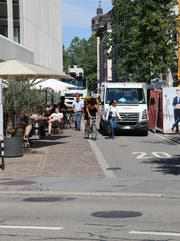 Das Nadelöhr an der Ecke Vadian- und Kornhausstrasse: Eine Baustelle, Zulieferer, Fensterputzer mit Lastwagen und Fussgänger blockieren die Veloroute. (Bild: Reto Voneschen)