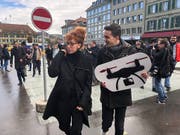 Schneller Sammelerfolg für Autorin Sibylle Berg und Dimitri Rougy vom Referendumskomitee: einen Monat vor Ablauf der Frist sind bereits rund 55'000 Unterschriften beisammen. Nötig sind 50'000. (Bild: KEYSTONE/ADRIAN REUSSER)