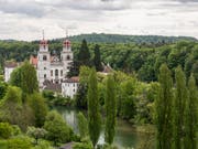 Blick auf das Kloster Rheinau: Die Zürcher Gemeinde an der Grenze zu Deutschland will einen Versuch für ein bedingungsloses Grundeinkommen unterstützen. (Bild: KEYSTONE/GAETAN BALLY)