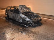 Bei einem Stau im Kirchenwaldtunnel der A2 ausgebrannt ist dieser Personenwagen. Verletzt wurde niemand. (Bild: Kantonspolizei Nidwalden)