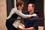 Gemeindepräsidentin Jaqueline Müller gratuliert Marcel Hug zum Ehrenbürgerrecht. (Bild: Andreas Taverner)