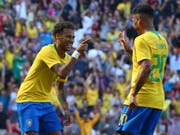 Die Brasilianer (hier Neymar, links, und Firmino) wollen auch in Russland jubeln (Bild: KEYSTONE/AP/DAVE THOMPSON)