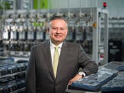 Landis+Gyr-Chef Richard Mora kann die Rückkehr in die Gewinnzone verkünden. (Bild: KEYSTONE/GAETAN BALLY)