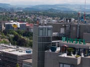 Die Transportdrohne der Post mit Laborproben (links im Bild) im Anflug auf das Inselspital in Bern. (Bild: Schweizerische Post)