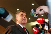 CVP-Regierungsrat Anton Grüninger gibt im März 2004 seinen Verzicht auf einen zweiten Wahlgang bei den Regierungsratswahlen bekannt. Er erreichte als einziger bisheriger Regierungsrat nicht das nötige Mehr. (Bild: Regina Kühne/Keystone)