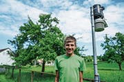 Wetterfrosch Kimi Halter posiert neben der offiziellen Braunauer Messstation. (Bild: Maya Heizmann)