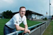 SC-Steinhausen-Präsident Bruno Kamm mit dem 1990 erbauten Klubhaus im Hintergrund. (Bild: Stefan Kaiser (Steinhausen, 5. Juni 2018))