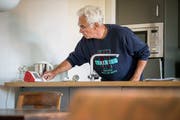 Hubert Lombard testet in seinem Haus in Hüttwilen technische Hilfsmittel für ein selbständiges Leben im Alter. (Bild: Reto Martin)