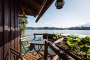 Die kleine Terrasse direkt am See.