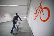 Velotunnel Bahnhof Luzern. Zugang zur Unterführung von der Velostation aus. (Bild: Dominik Wunderli (Luzern, 28. Oktober 2014))
