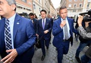 Italiens Regierungschef Giuseppe Conte (Mitte) auf dem Weg zum Senat.Bild: Ettore Ferrari/EPA (Rom, 5. Juni 2018)