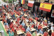 Fussball verbindet die Nationen: Siege dürfen nach Spielschluss gefeiert werden – allerdings nur im gesetzlich erlaubten Rahmen. Die Kantonspolizei weist in Verhaltensregeln darauf hin. (Bild: Heini Schwendener)