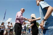 Gesundheitsdirektor Martin Pfister (links) gratuliert im Sommer 2017 Schülerinnen und Schülern, die nicht (mehr) rauchen zu ihrem Durchhaltevermögen. Bild: Stefan Kaiser (Zug, 2. Juni 2017)