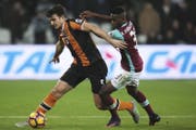 Harry Maguire (links), hier noch im Dienst von Hull, verteidigt den Ball gegen den Schweizer Nationalspieler Edimilson Fernandes. (Bild: Freshfocus)