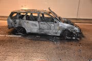 Das ausgebrannte Auto erlitt Totalschaden. (Bild: Kapo Nidwalden, 4. Mai 2018)