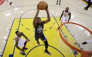 Kevin Durant von den Golden State Warriors gegen die Cleveland Cavaliers in Aktion. Bild: Marcio Jose Sanchez/AP (Oakland, 3. Juni 2018)