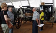 Die Besucher bewundern die einzigartige Kutschensammlung des verstorbenen Amriswiler Textilindustriellen Robert Sallmann. (Bild: Yvonne Aldrovandi-Schläpfer)