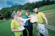 Kathrin Gerber (von links), Regula Jaun, Gaby Kaufmann und Beat Gerber beim neuen Abenteuerpfad. (Bild: Pius Amrein (Marbach, 5. Juni 2018))