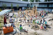 Der Spielplatz befindet sich direkt vor dem Schulhaus. (Bild: Reto Martin)